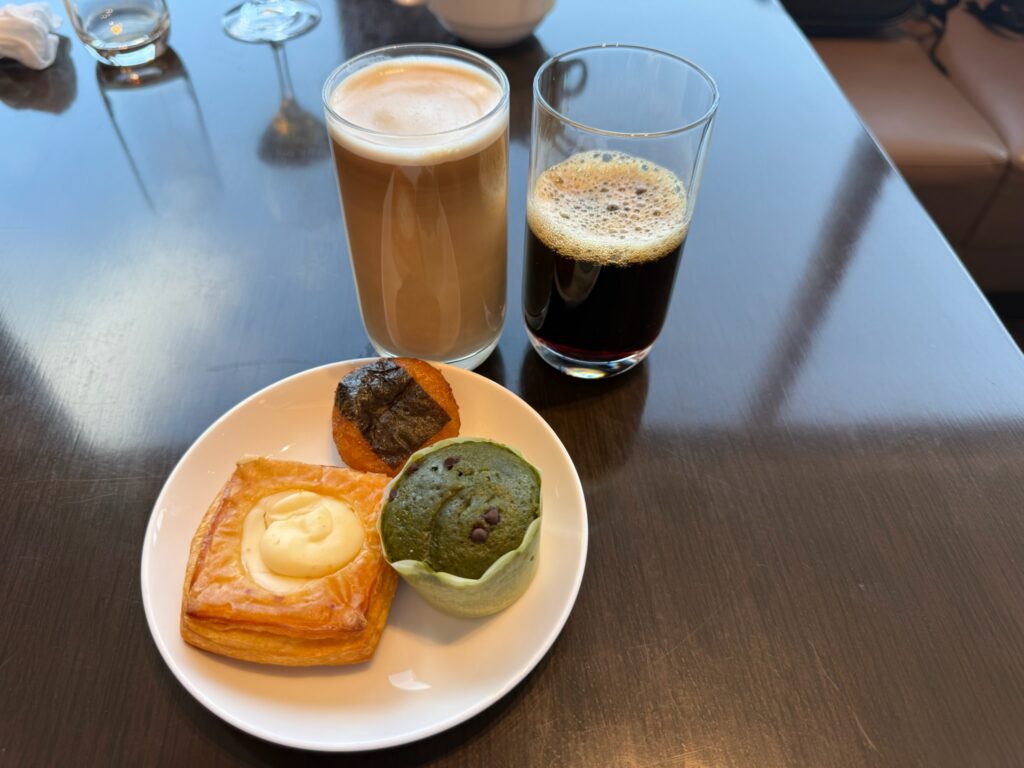 JALサクララウンジのデザートとドリンク