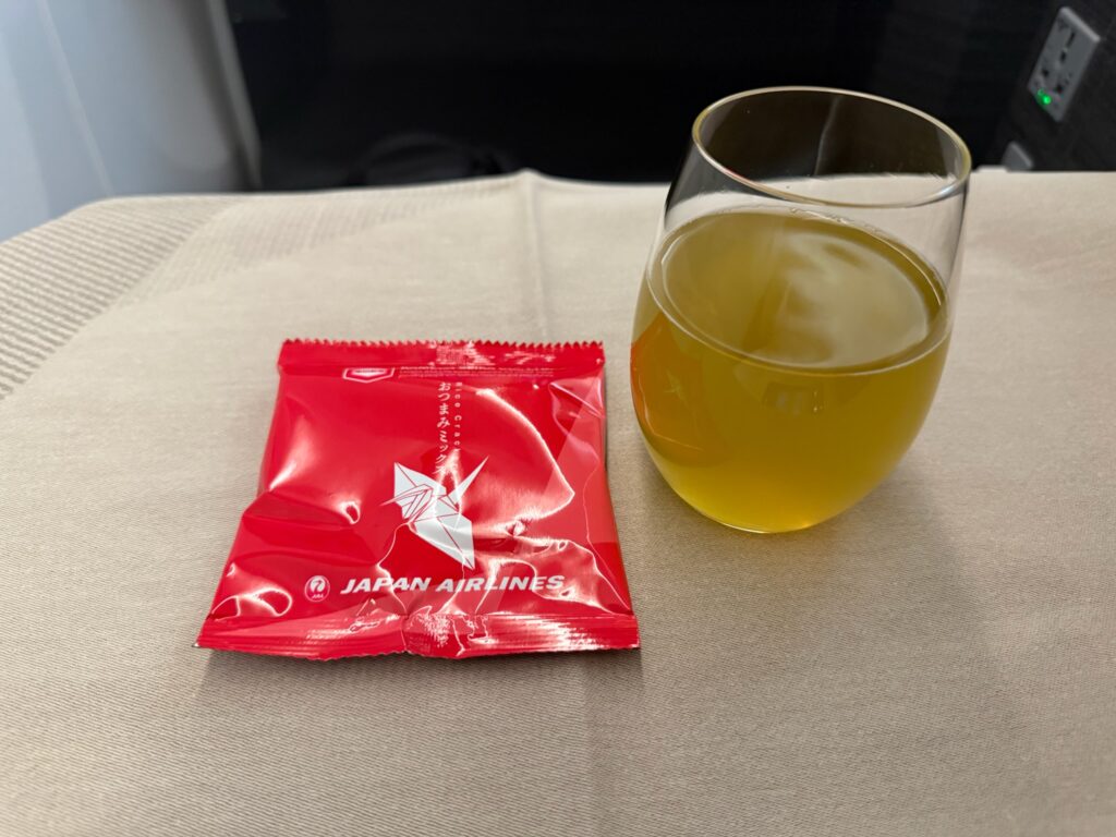 JALビジネスクラスのドリンクとおつまみ