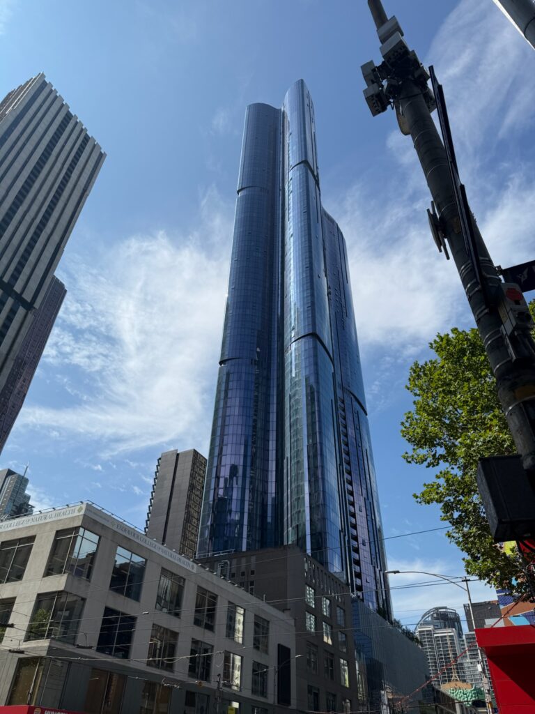 メルボルンCBDにある60階建て高層タワーの外観