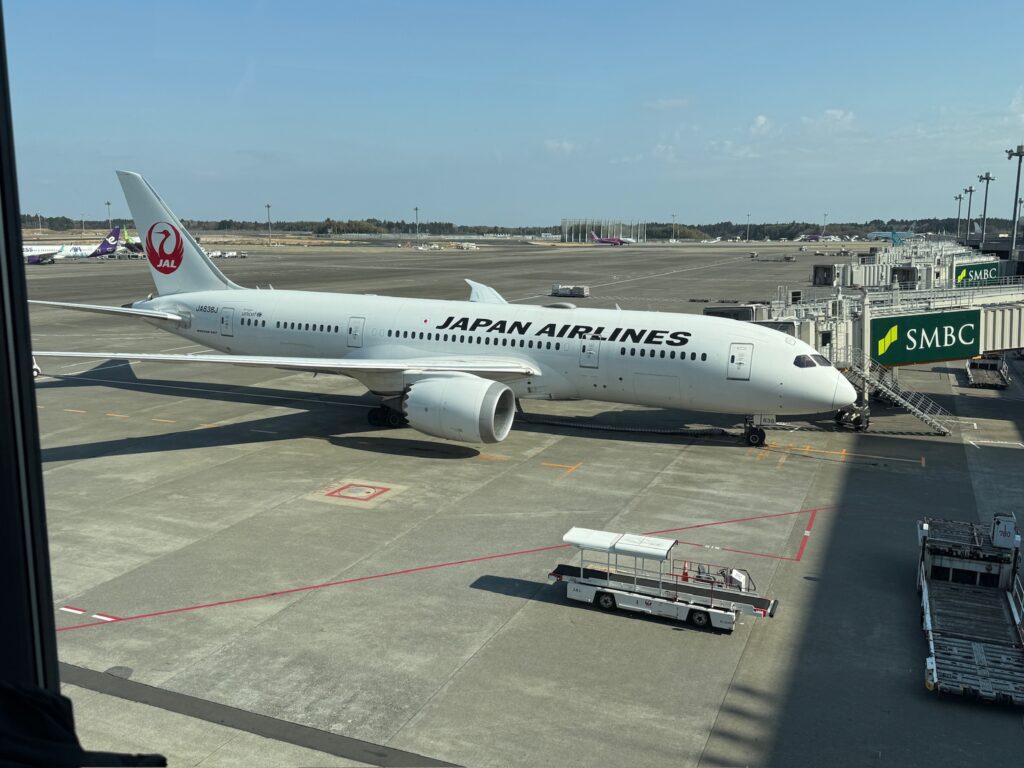 成田空港に駐機するJALボーイング787-8