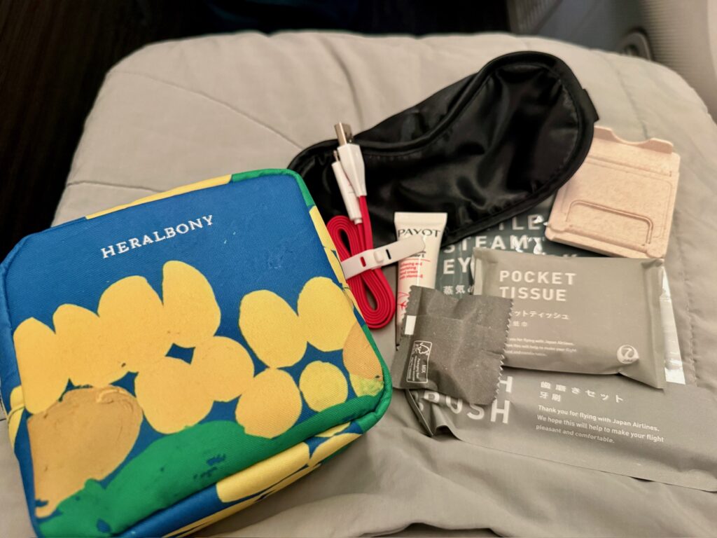JALビジネスクラスのHERALBONYアメニティポーチ