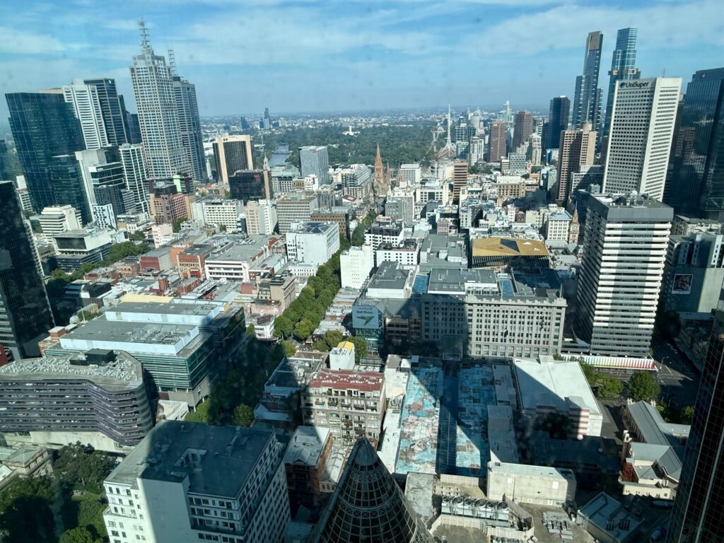 46階の窓から見たメルボルンCBDの高層ビル群