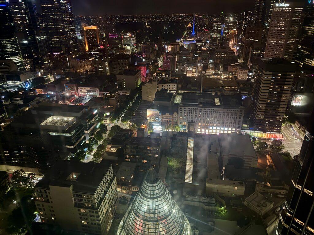 高層タワーから見下ろすメルボルンCBDの夜景