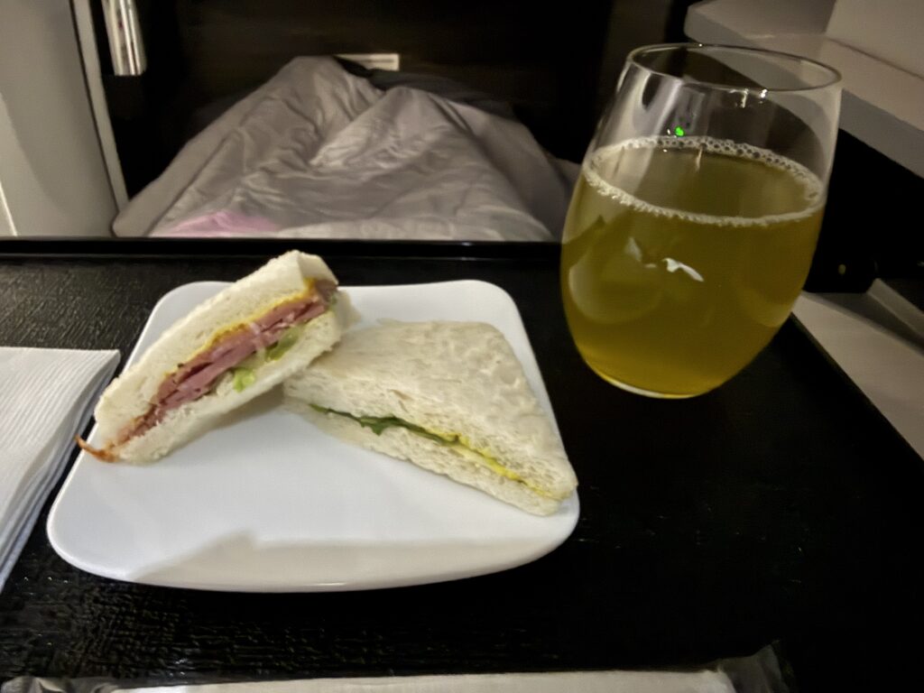 JALビジネスクラスJL774便の軽食サンドイッチ