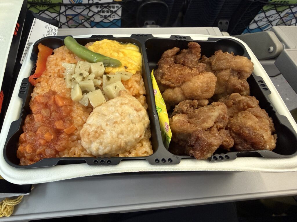 東京駅で購入したチキン弁当