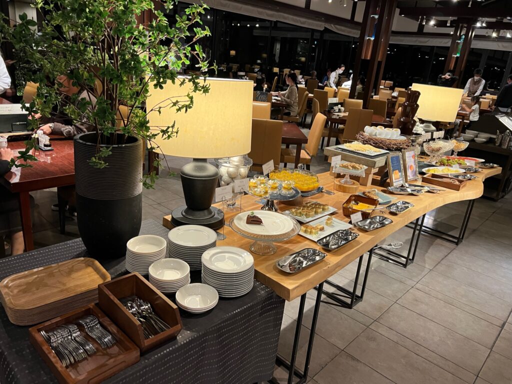 みのりの夕食ブッフェに並ぶデザートとチョコレートファウンテン