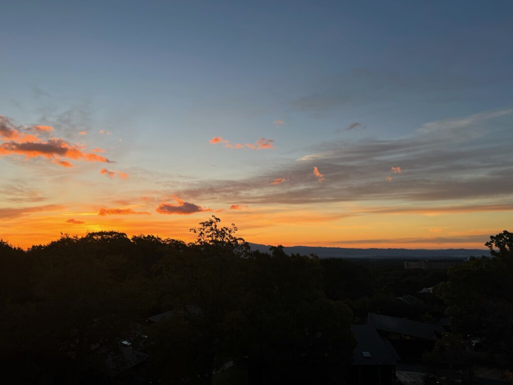 ホテルハーヴェスト那須の客室から眺めた秋の夕焼け