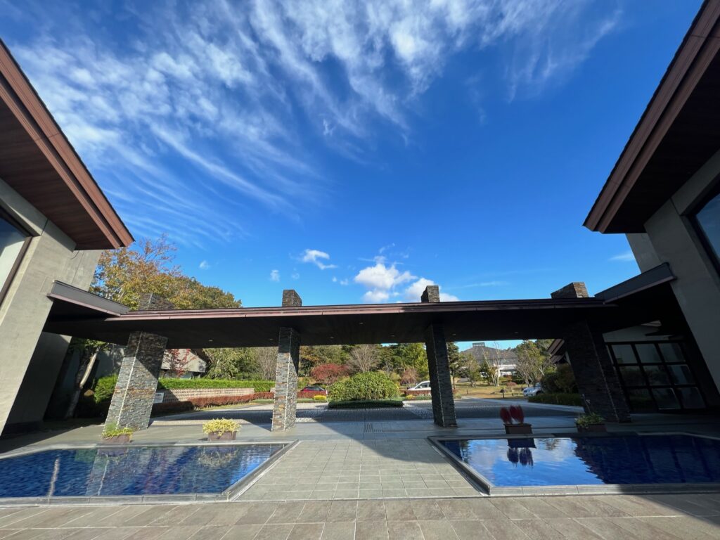 ホテルハーヴェスト那須の水盤と青空