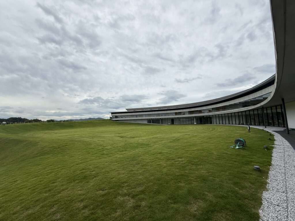 緑に囲まれたトスラブ館山ルアーナの庭