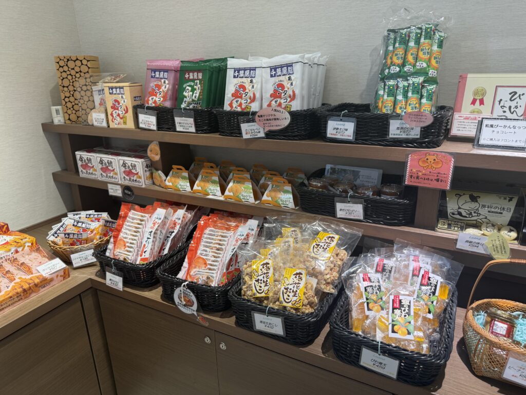 売店に並ぶ館山のお土産