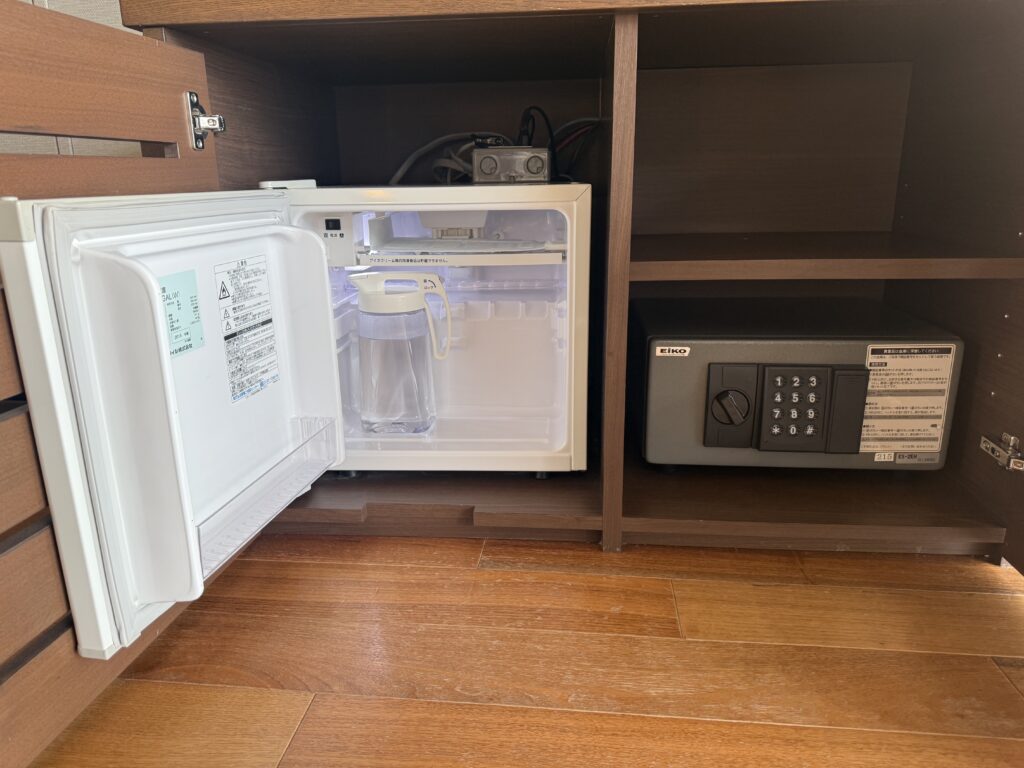 客室の冷蔵庫と水と金庫